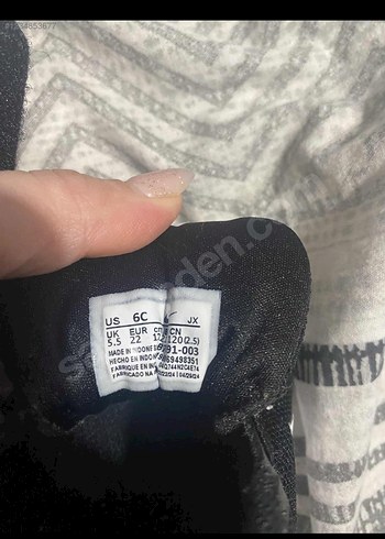 22 Beden Nike Erkek Çocuk Siyah Cırtlı Spor Ayakkabı