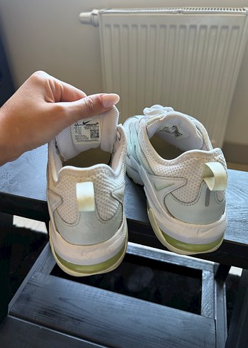 Nike Beyaz Bağcıklı Kadın Spor Ayakkabısı