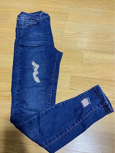 Yırtık Detaylı Jean
