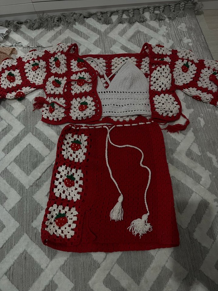 Çilek desenli örgü triko plaj takımı - Görsel 4