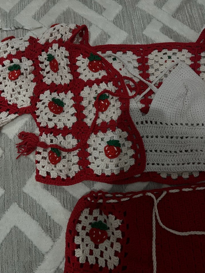 Çilek desenli örgü triko plaj takımı - Görsel 2