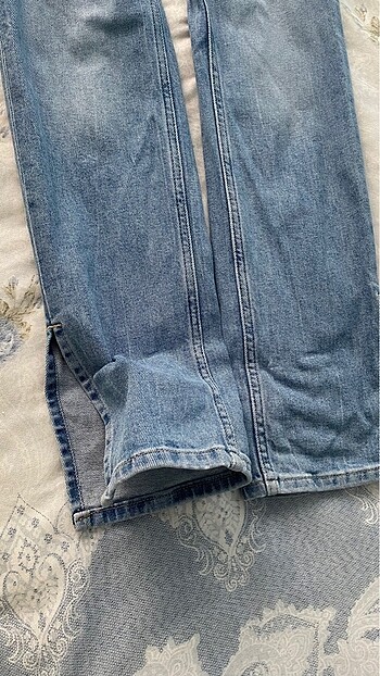 Paçası yırtmaçlı jean