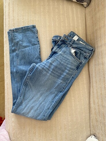 Paçası yırtmaçlı jean