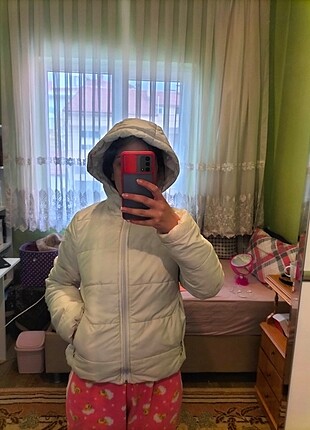 Beyaz Kapüşonlu Şişme Mont