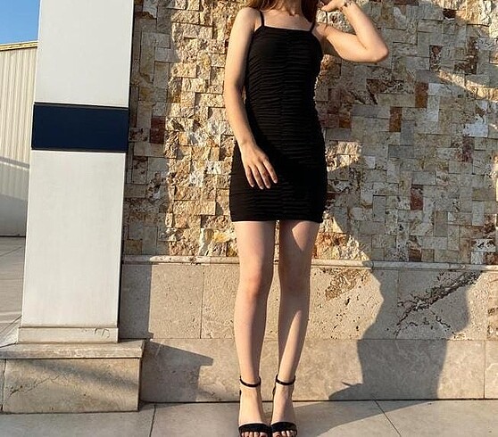 Liktalı siyah mini elbise