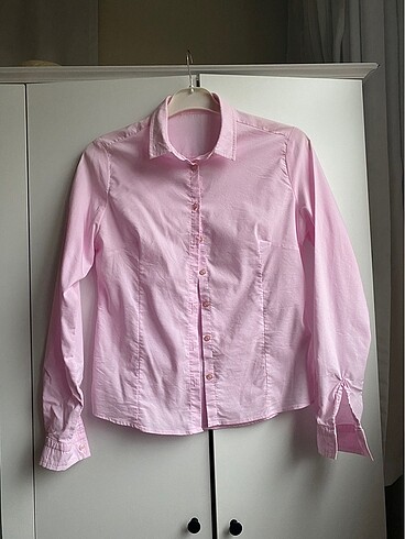 Pembe gömlek