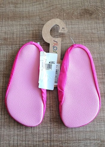 23 Beden Kız Çocuk Pembe Kaydırmaz Bot