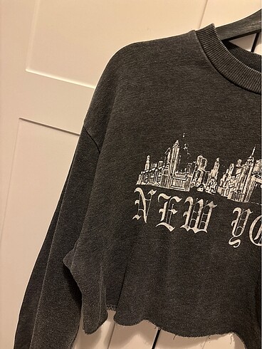 xs Beden gri Renk BERSHKA CROP SWEAT (HİÇ DEFOSU YOKTUR)