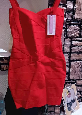 Kırmızı Sırtı Açık Midi Kalem Elbise