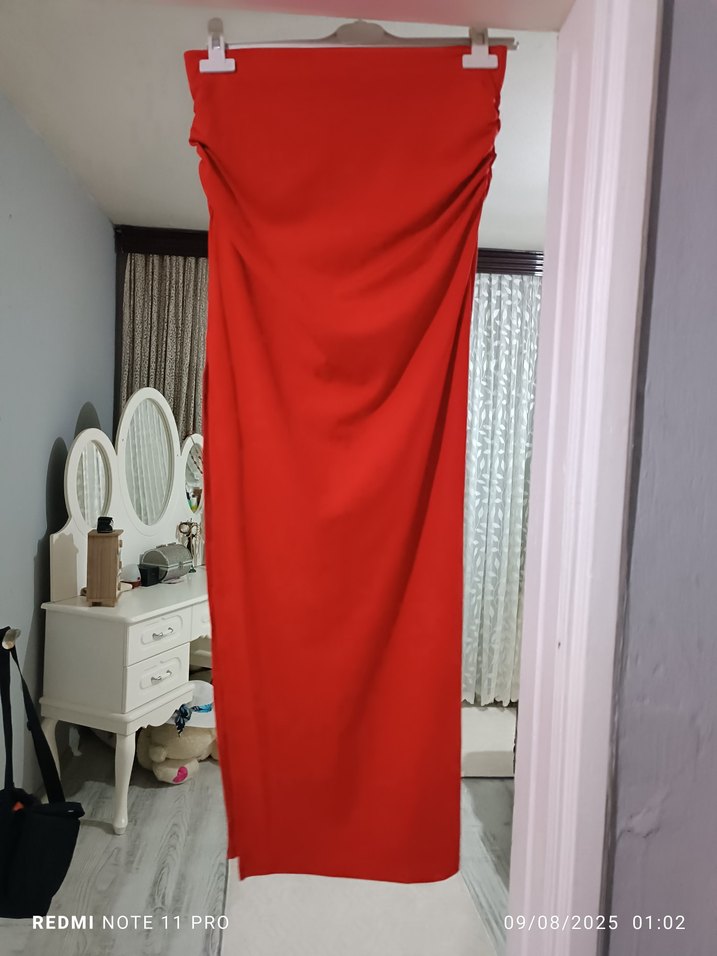 Kırmızı Drapeli Uzun Straplez Etek - Görsel 4