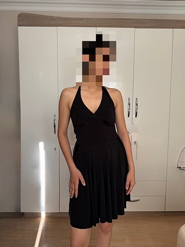 Siyah boyundan bağlamalı elbise