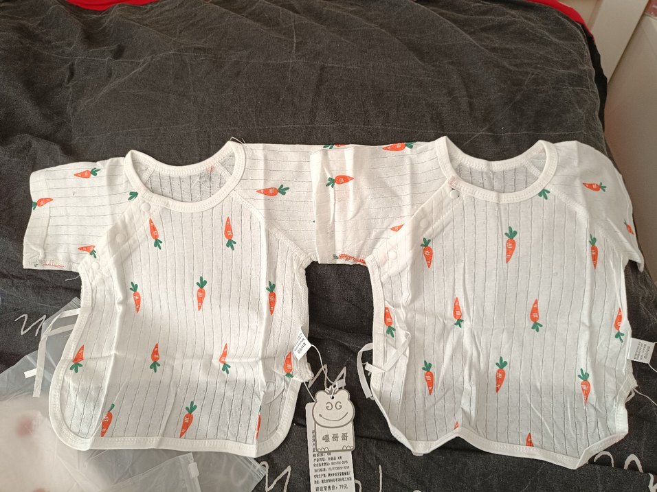 Beyaz Çiçekli Bebek Önlüğü. 2 adet - Görsel 2