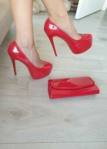 Kırmızı ayakkabı ve çanta