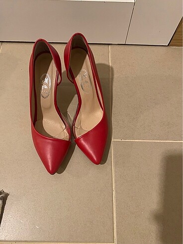 Kırmızı stiletto