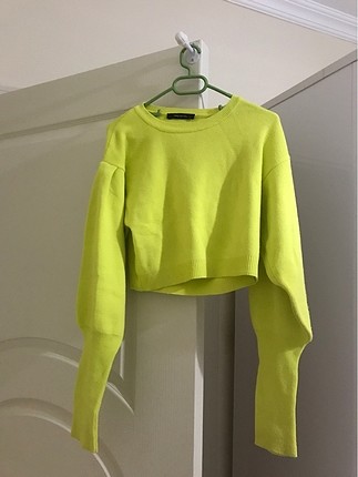 Kısa limon sarısı