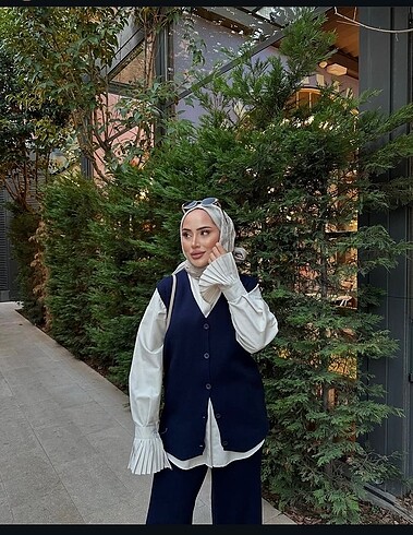 Lacivert yelekli takım