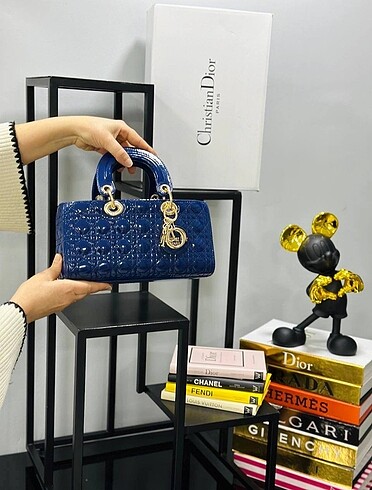 CHRISTIAN DIOR