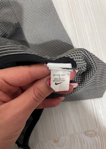 Nike Gri Spor Sütyeni, Midi Boy, Sokak Stili