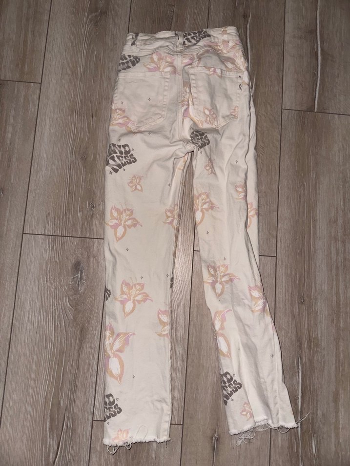 Stradivarius Çiçek Desenli Crop Jean — görsel 4/6