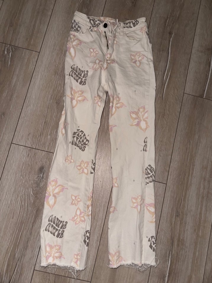 Stradivarius Çiçek Desenli Crop Jean — görsel 3/6