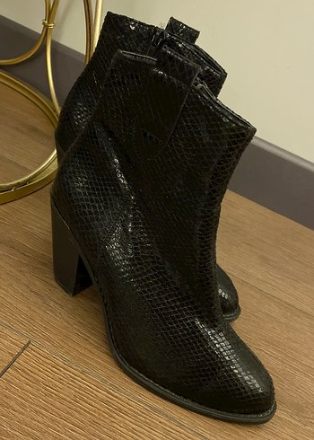 Siyah Yılan Desenli Kadın Topuklu Bot - Görsel 4