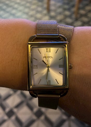 Altın renkli kadın saat, kemerli tasarım - Görsel 3