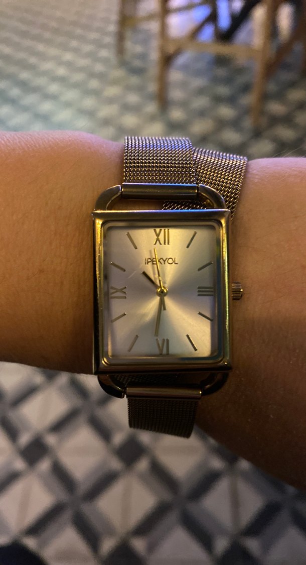 Altın renkli kadın saat, kemerli tasarım - Görsel 3