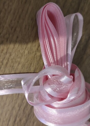 Pembe kurdele kurdale