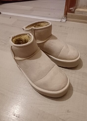 Ugg Ugg bot krem rengi