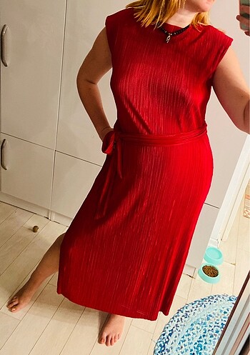 Sıfır ayarında kırmızı elbise