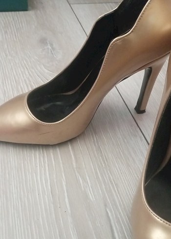 Bambi Bej Parlak Yılan Desenli Stiletto Topuklu