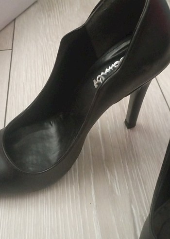 Bambi Siyah Kemerli Stiletto Topuklu Kadın Ayakkabı