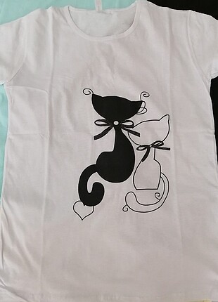 siyah ve kedili beyaz l beden 2adet tshirt