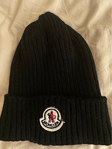 Moncler bere şapka