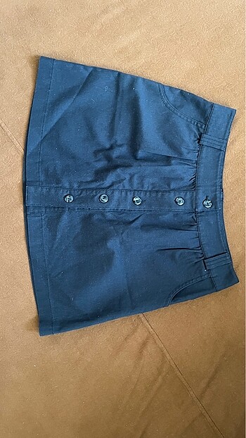 Siyah düğmeli yırtmaçlı mini etek koton zara mango