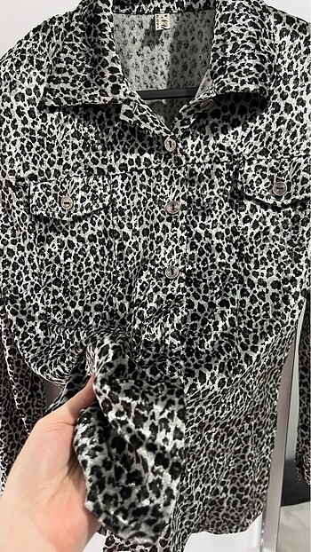 H&M Yumuşak leopar siyah beyaz gömlek mango