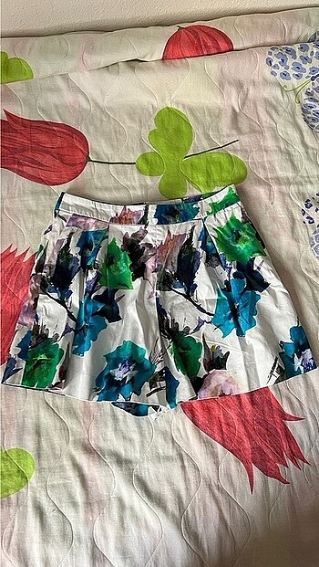 Zara m beden beyaz mavi çiçekli tatlı şort