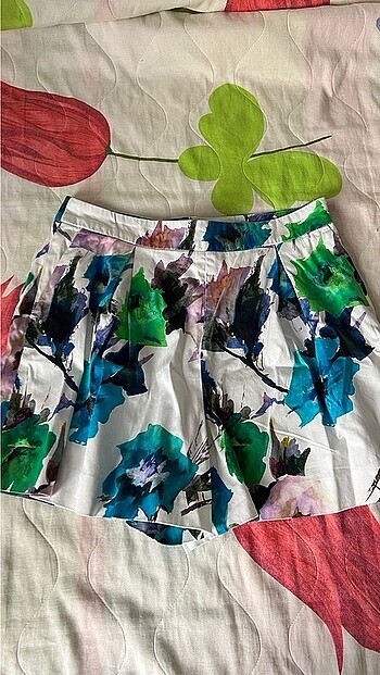 m Beden Zara m beden beyaz mavi çiçekli tatlı şort