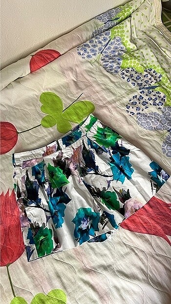 Zara Zara m beden beyaz mavi çiçekli tatlı şort