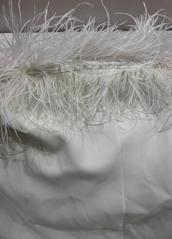 l Beden beyaz Renk Nihan Peker Tasarım Straplez Yakası Tüy Detaylı Midi Elbise 