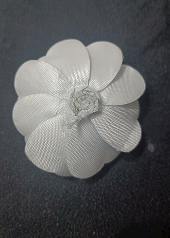 Beden choker ve broş yapmak için çiçek