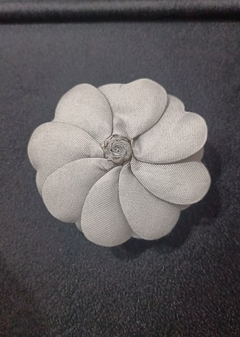 Beden choker ve broş yapmak için çiçek