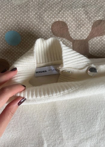 Düğmeli Beyaz Kolsuz Boğazlı Kazak - Görsel 3