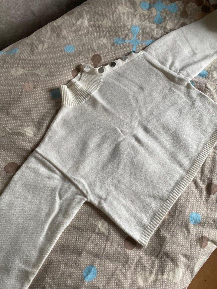 Düğmeli Beyaz Kolsuz Boğazlı Kazak - Görsel 2