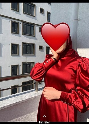 Kırmızı saten elbise