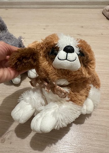Kahverengi köpek ve gri peluş oyuncak - Görsel 3
