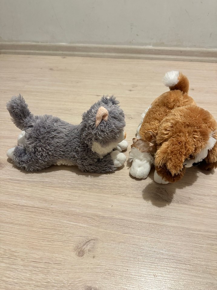 Kahverengi köpek ve gri peluş oyuncak - Görsel 2