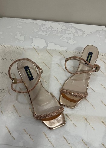 Kısa Topuklu Ayakkabı - Görsel 2