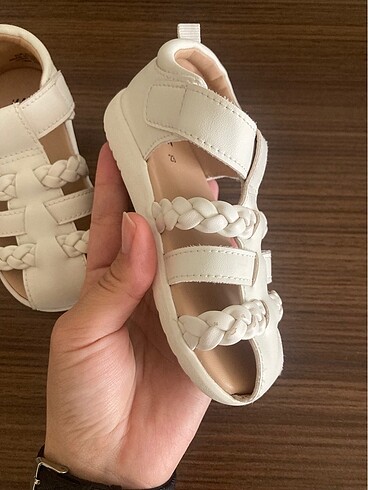 23 Beden beyaz Renk H&M marka kız çocuk sandalet