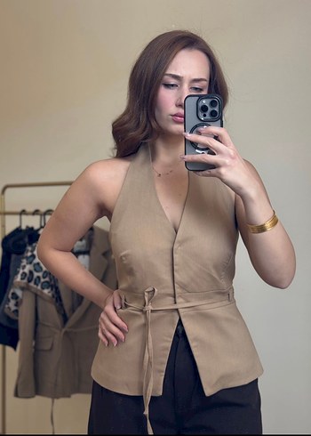 Bej Kemerli Halter Yaka Kadın Yelek